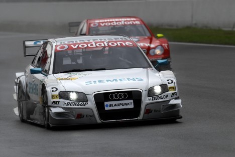 Så er der atter krig mellem Danmark og Tyskland! Bernd Schneider gav Tom Kristensen skylden for, at han ikke havde kunnet køre stærkere i finalen i DTM-kvalifikationen på Circuit de Catalunya i Spanien. Billedet er fra første kvalifikationsdel, hvor de to titelrivaler også lå tæt